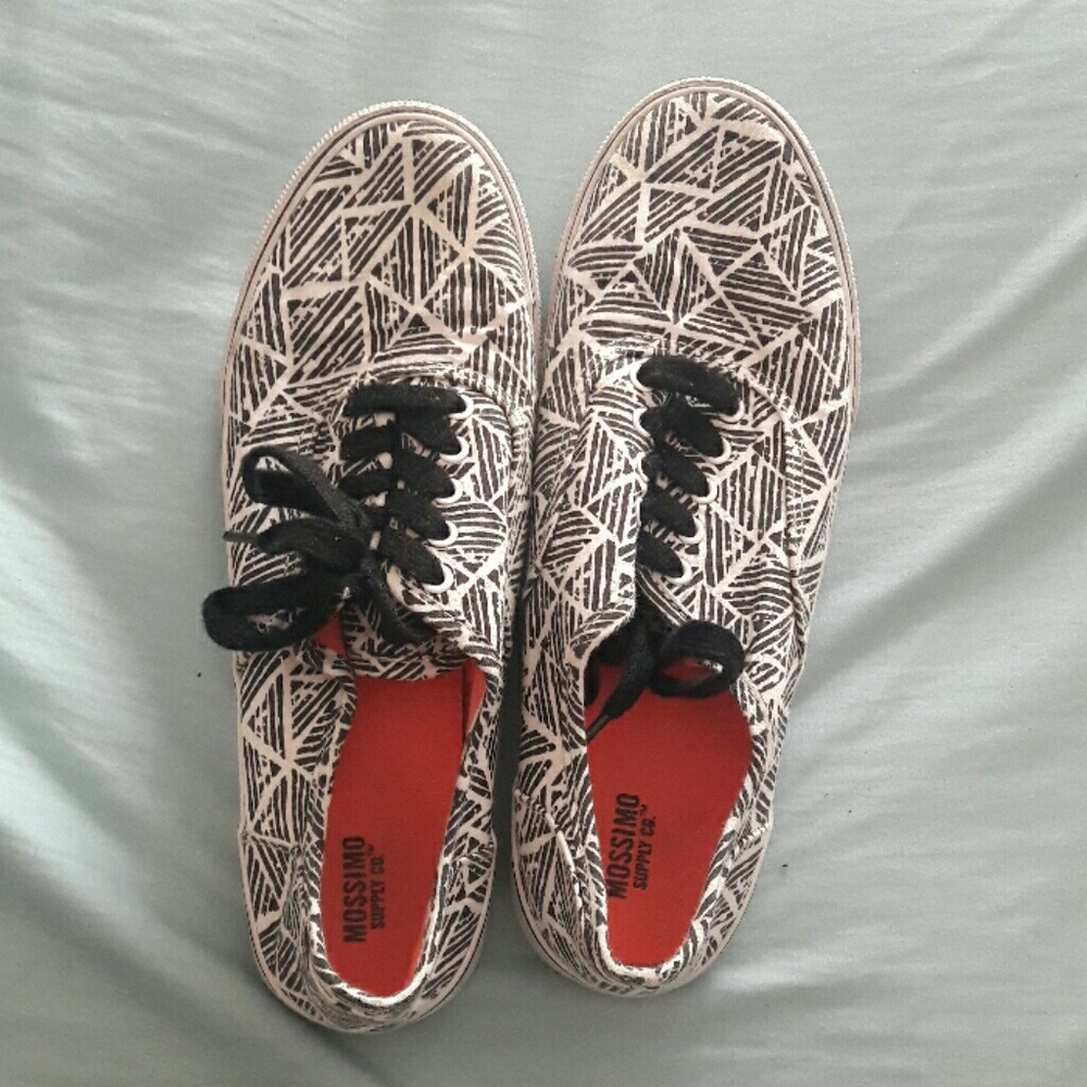 Black/white sneakers